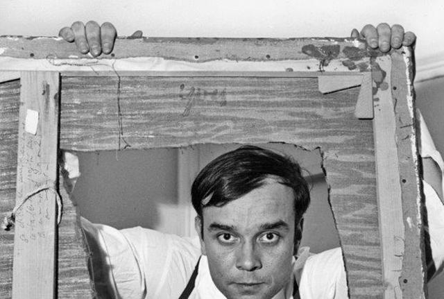 Yves Klein con un “monochrome troué”, 1957 Photo: Shunk-Kender © Roy Lichtenstein Foundation