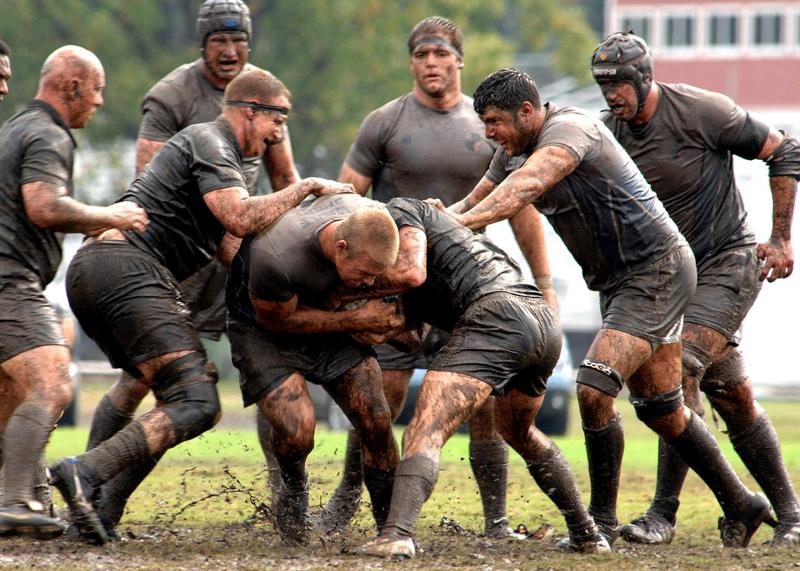 Questa, è una delle più antiche della nostra città che conta almeno cinque squadre “interne” – Rugby Sempione – Union Rugby – Amatori Junior Rugby Milano, ASR Milano, Stella Rossaoltre al Cus MIlano Rugby – . Senza dimenticare la ventina di realtà che anima le periferie (chissà perché, sono quasi tutte collocate nella zona Est di Milano!). Poi c’è il mini rubgy, ci sono le squadre più recenti, come Rugby Parco Sempione. “Siamo nati una sera di maggio del 2012, ai tavoli ruvidi della Tipota, la nostra casa ai tempi dell’università, richiamati da Giovanni Toni Cimmino“, mi racconta Tommaso Ebhardt, grande professionista della comunicazione e fondatore di Rugby Parco Sempione insieme a Giovanni Cimmino, Giorgio Gianni, Paolo Mercusa, Giovanni Zoja, Davide Fedeli, Miglioranza Di Thiene, Angelo Bucci, Andrea Lanuzza, Paolo Faina. “Una birra a caduta per i suoi uomini di mischia, preferenza prima linea, e un’idea – sviluppare il mini-rugby in centro a Milano – con l’obiettivo di dare qualcosa in cambio alla città in cui ci siamo trovati a far crescere le nostre famiglie. Circondati dalle maglie delle trasferte francesi con la gloriosa casacca della Bocconi, siamo tornati visionari e intraprendenti. Una mail diretta all’assessore allo sport chiedendo di poter utilizzare l’Arena per un nuovo progetto di mini-rugby e tutto è partito. Quella appena cominciata è la nostra quarta stagione”. Negli ultimi anni questo universo segnato un incremento straordinario di iscritti"
