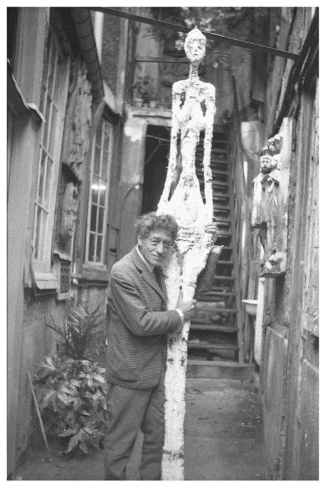 Annette Giacometti Alberto Giacometti nel cortile dell’atelier con il gesso della Grande donna IV 1960 Archivi della Fondation Giacometti, Parigi Annette Giacometti Alberto Giacometti nel cortile dell’atelier con il gesso della Grande donna IV 1960 Archivi della Fondation Giacometti, Parigi