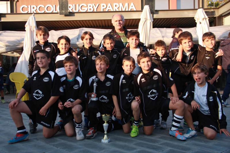 "Rugby Parco Sempione ha raddoppiato le iscrizioni dopo la prima stagione arrivando a oltre 200 bambini, e qui si sono posti un limite accogliendo bambini dai 5 ai 12 anni, “Le nostre squadre più numerose sono quelle dei bimbi tra gli 8 e i 10 anni“, prosegue Tommaso Ebhardt. Ancora più divertente il caso di Amatori Rugby:proprio per le richieste continue di iscrizione hanno stretto una collaborazione con una società che si occupa della fascia dai 2 ai 5 anni. Ma l’aspetto più singolare è che sono molti i gruppi di genitori che, portando i loro figli, poi si innamorano e danno vita a gruppi paralleli ai club a solo titolo di divertimento. Numeri doppi sanche al CUS, soprattutto nella fasica di età che va dai 5 ai 14 anni e dai 16 >18. Qui, è il settore femminile, che fino a pochi anni fa in Milano era assente, a riscontrare un grande successo. “Il Cus Milano Rugby, svolge sia attività federale (numerosi campionati federali maschili e femminili) che attività prettamente universitaria (Campionati Nazionali universitari, Campionato Europeo Universitario EUSA e numerosi Tornei Nazionali e Internazionali)”,prosegue Paolo Bissolotti. Già perché ci sono anche le femmine. Ma non si faranno male? Come sarà la questione “contatto fisico?. Ed ecco l’illuminazione: partendo da piccini si impara a non creare e a non porsi problemi. Si apprendono i concetti di ruoli, spazi, regole. Tra i valori di Amatori Rugby c’è proprio questo concetto: “Rispetto dell’avversario e di te stesso (no scorciatoie tipo doping); integrazione (razza e religione non sono un problema ma una ricchezza); valorizzazione delle diverse fisicità (il bambino in sovrappeso o quello esageratamente magro trovano motivazioni nei vari ruoli del gioco); integrazione dei sessi (maschi e femmine vivono l’esperienza di gioco e di contatto fisico reale, sino ai 12 anni, sembra scontato ma invece non lo è per nulla)". Ma chi sono i rugbisti a Milano e qual è l’impegno economico o di tempo?