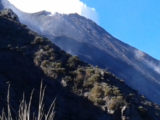 Vulcano Stromboli: esplosioni da cratere, turisti in mare