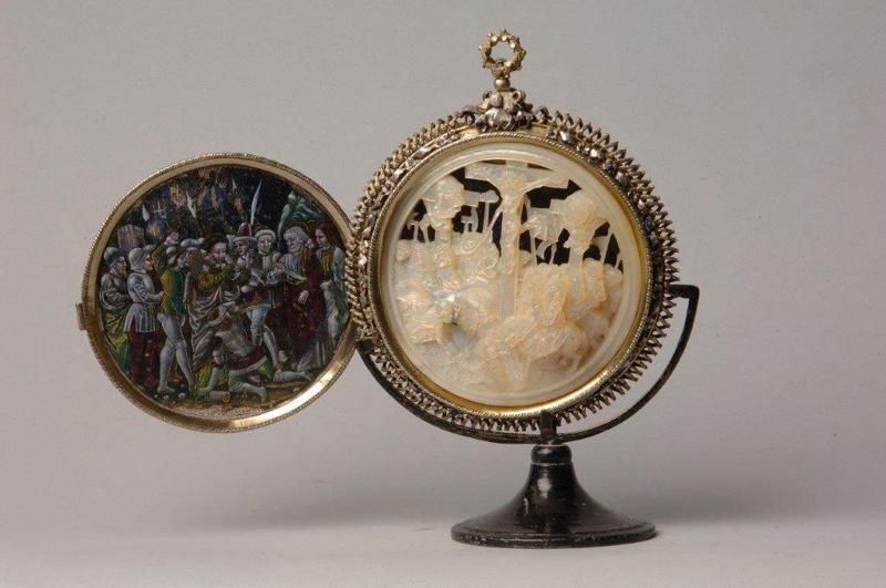 Orafo milanese, Medaglione circolare apribile (fine del XV secolo) argento in parte dorato, smalti, madreperla; 13 x 11 cm Madrid, Instituto de Valencia de Don Juan Orafo milanese, Medaglione circolare apribile (fine del XV secolo) argento in parte dorato, smalti, madreperla; 13 x 11 cm Madrid, Instituto de Valencia de Don Juan