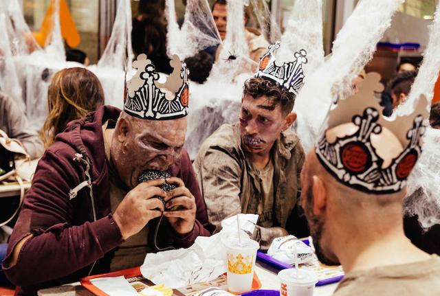 Halloween, gli zombie di Burger King invadono Milano