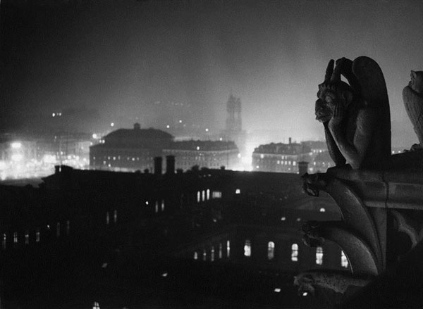 Veduta notturna su Parigi da Notre-Dame, 1933-1934 © Estate Brassaï