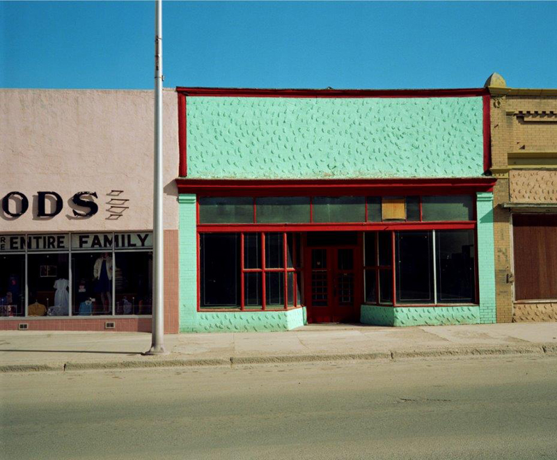 . Wim Wenders ‘Entire Family', Las Vegas, New Mexico © for the reproduced works and texts by Wim Wenders: Wim Wenders/Wenders Images/Verlag der Autoren 1983 C - Print 178 x 210 cm . Wim Wenders ‘Entire Family', Las Vegas, New Mexico © for the reproduced works and texts by Wim Wenders: Wim Wenders/Wenders Images/Verlag der Autoren 1983 C - Print 178 x 210 cm
