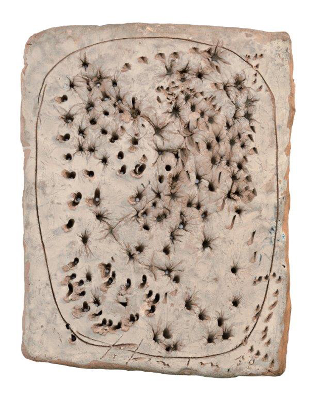 Lucio Fontana Concetto spaziale – Il pane (50 SC 3), 1950 Buchi, incisioni e graffito su terracotta colorata a freddo 42 × 33 × 3,5 cm Milano, Fondazione Lucio Fontana © Fondazione Lucio Fontana, Milano