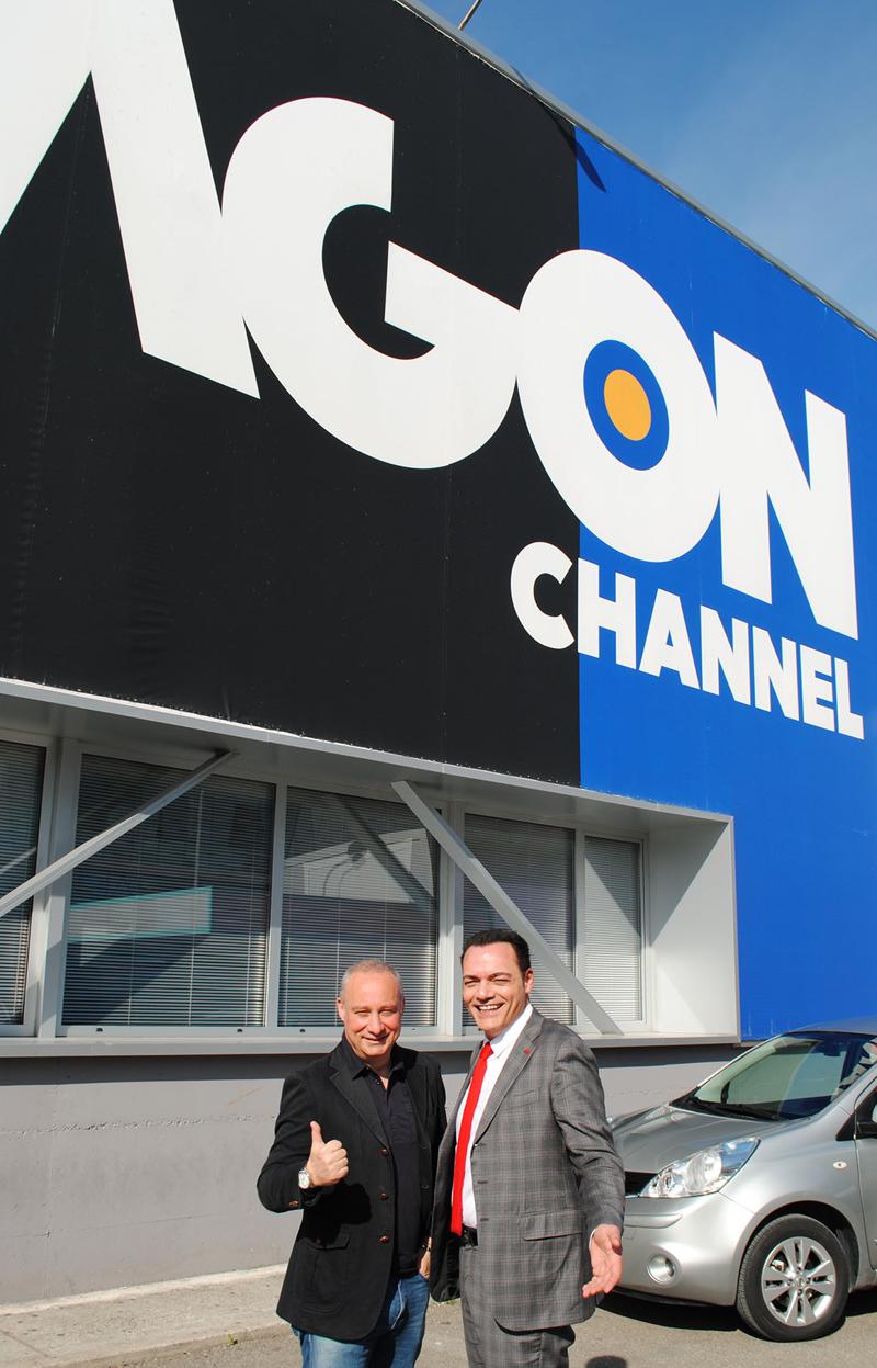 Igor Righetti davanti agli studi di Agon Channel a Tirana assieme a Luca Colantoni, tra i volti più amati del Tg e conduttore di Sport Square. Foto di Grigore Scutari Igor Righetti davanti agli studi di Agon Channel a Tirana assieme a Luca Colantoni, tra i volti più amati del Tg e conduttore di Sport Square. Foto di Grigore Scutari