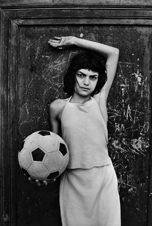 Letizia Battaglia , Palermo , bambina col pallone , 1980 Letizia Battaglia , Palermo , bambina col pallone , 1980