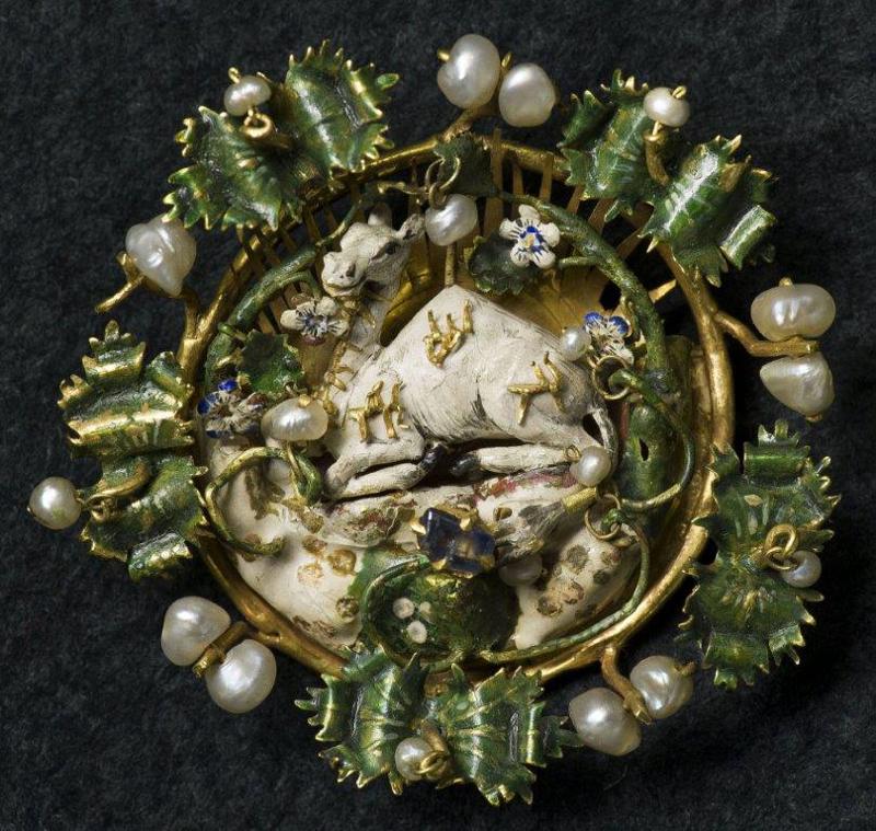 Orafo parigino, Fermaglio con dromedario (1380-1400 circa) oro, smalti, perle e zaffiro; 5 cm Firenze, Museo Nazionale del Bargello Orafo parigino, Fermaglio con dromedario (1380-1400 circa) oro, smalti, perle e zaffiro; 5 cm Firenze, Museo Nazionale del Bargello