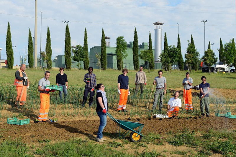 I ragazzi della coperativa betadue al lavoro negli orti attorno alla centrale rid