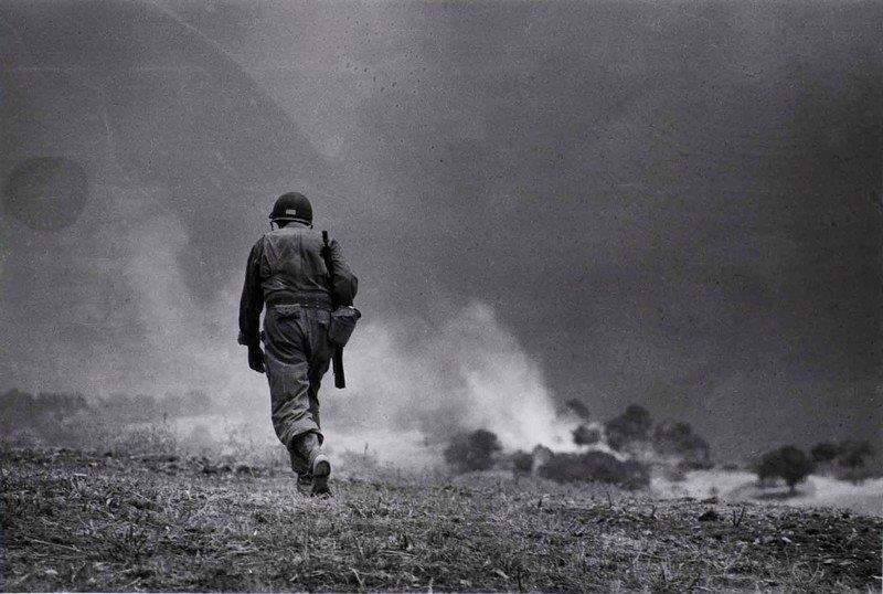 Photograph by Robert Capa © International Center of Soldato americano in perlustrazione nei dintorni di Troina, 4 5 agosto 1943 Photography/Magnum - Collection of the Hungarian National Museum Photograph by Robert Capa © International Center of Soldato americano in perlustrazione nei dintorni di Troina, 4 5 agosto 1943 Photography/Magnum - Collection of the Hungarian National Museum