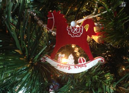 Natale, la spesa dei regali scende dell'1,6%: 123 euro a famiglia