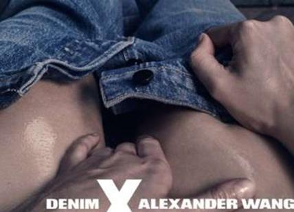 Modella nuda si "tocca": la pubblicità dei jeans fa polemica
