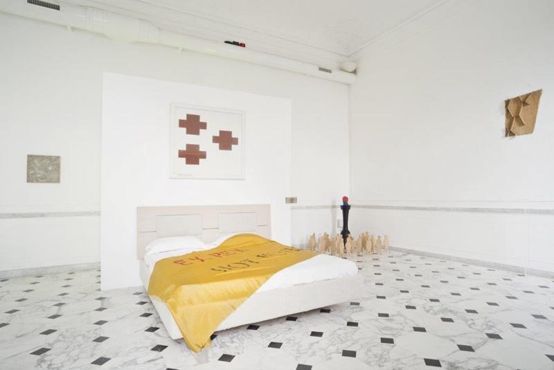 Thomas Schütte, Joseph Beyus, Gedi Sibony, Oscar Tuazon Camera da letto