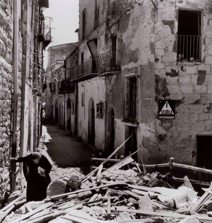 Photograph by Robert Capa © International Center of Anziana donna tra le rovine di Agrigento, 17 18 luglio 1943 Photography/Magnum - Collection of the Hungarian National Museum Photograph by Robert Capa © International Center of Anziana donna tra le rovine di Agrigento, 17 18 luglio 1943 Photography/Magnum - Collection of the Hungarian National Museum