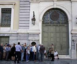 Atene, pensionati in banca per ritirare 120 euro di pensione
