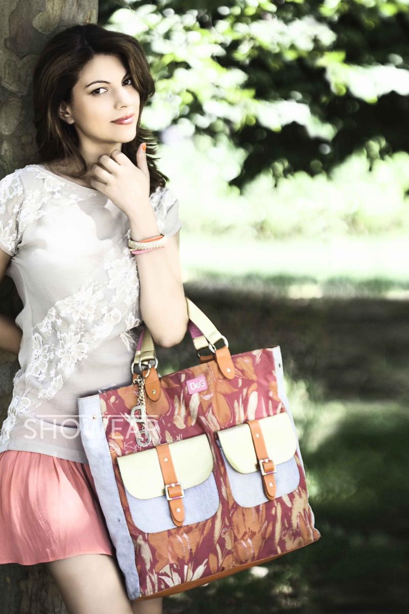 GLI ALTRI - Max Mara si ispira al mare e alle storie che nasconde tra le sue onde, alle navi e ai marinai. Complessità sartoriale e pulizia per un effetto davvero notevole. Blugirl presenta una collezione con colori vivaci e coloratissime farfalle. Una passerelle dall'anima rock senza però rinunciare alla sua innata delicatezza e al suo stile romantico. Malva, rosa polvere, lilla, violetto e ciclamino. Questi i colori della collezione di Luisa Beccaria. Un richiamo ad atmosfere bucoliche e provenzali. La sfilata di Fendi è stata un trionfo di colori, rosso, blu, bianco, nero e marrone abbinati con grande classe da Karl Lagerfeld. La donna Fendi è un mix di sensualità e stile anni ’80. Anteprima con i suoi abiti offre una visione minimalista e pura della donna. Il suo stile è romantico, casual, chic senza inutili fronzoli. Debutto di Massimo Giorgetti come creativo da Emilio Pucci, storico marchio fiorentino. La sua prima collezione è un omaggio al mare. L'ispirazione prende spunto dal ricco archivio usando le stampe anni '50 e '60 per i suoi foulard, con macro conchiglie, gabbiani, sirene, marinai, pesci. Costume National di Ennio Capasa mette in scena la donna noir: luce soffusa, mistero e una giovane donna sensuale e chic. Colori bianco e nero bon to con flash di luce come il gessato glitter, i mini dress lamé e l'abito argentato. Da Cristiano Burani esplode un mix di colori arcobaleno pronti a caratterizzare i suoi look sportivi, ma che ben si mescolano a pelli lucide, pellicce e traforati. L'artista bergamasca Daniela Gregis si rifà ad uno life style rilassato, libero e con una matrice. Le donne protagoniste sono artiste bohémiennes, che lasciano la città per vivere in un mondo country e incontaminato. Byblos Milano gioca con il tempo facendo convivere le mode di ieri e di oggi. Fantasie azzurre e rosse con geometrie su bustini e decolleté a formar un mosaico con un risultato davvero sensuale.