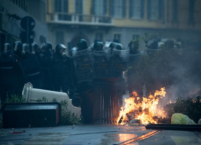 Corteo No Expo: guerriglia a Milano Corteo No Expo: guerriglia a Milano
