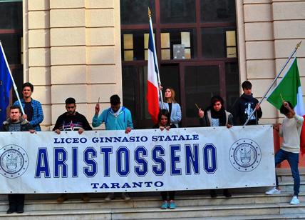 Strage di Parigi, la manifestazione del Liceo "Aristosseno" di Taranto