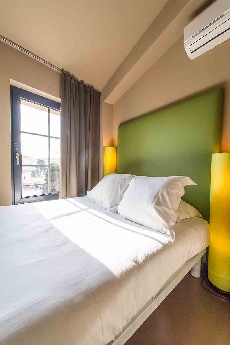 Art Hotel Cannes - Il cinema, anche detta la settima arte, la fa da padrone in questo hotel che accoglie gli ospiti con un bellissimo muro a 'trompe l'oeil', in grado di riprodurre l’ingresso di un cinema dove campeggiano le immagini delle locandine e degli attori che hanno vinto al Festival di Cannes. Immergervi nell’atmosfera da red carpet sarà semplice e veloce quanto prenotare una notte in questo hotel Art Hotel Cannes - Il cinema, anche detta la settima arte, la fa da padrone in questo hotel che accoglie gli ospiti con un bellissimo muro a 'trompe l'oeil', in grado di riprodurre l’ingresso di un cinema dove campeggiano le immagini delle locandine e degli attori che hanno vinto al Festival di Cannes. Immergervi nell’atmosfera da red carpet sarà semplice e veloce quanto prenotare una notte in questo hotel