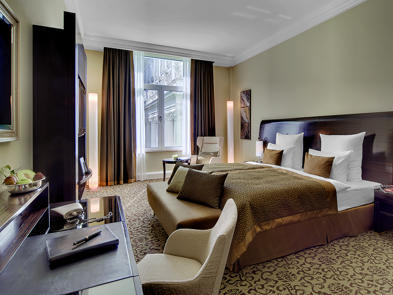 Soggiornando all’hotel Atlantic Kempinski di Amburgo il cinema sarà tutto per voi. La struttura, infatti, è dotata di un PrivateMax, che può ospitare fino alle 12 persone: un’esperienza decisamente unica e di lusso. E se per un’occasione del genere i pop corn vi sembrano poco, accompagnate la visione con un bicchiere di champagne e degli squisiti finger food serviti dal bar dell’hotel. Soggiornando all’hotel Atlantic Kempinski di Amburgo il cinema sarà tutto per voi. La struttura, infatti, è dotata di un PrivateMax, che può ospitare fino alle 12 persone: un’esperienza decisamente unica e di lusso. E se per un’occasione del genere i pop corn vi sembrano poco, accompagnate la visione con un bicchiere di champagne e degli squisiti finger food serviti dal bar dell’hotel.