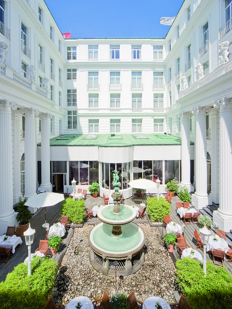 Soggiornando all’hotel Atlantic Kempinski di Amburgo il cinema sarà tutto per voi. La struttura, infatti, è dotata di un PrivateMax, che può ospitare fino alle 12 persone: un’esperienza decisamente unica e di lusso. E se per un’occasione del genere i pop corn vi sembrano poco, accompagnate la visione con un bicchiere di champagne e degli squisiti finger food serviti dal bar dell’hotel. Soggiornando all’hotel Atlantic Kempinski di Amburgo il cinema sarà tutto per voi. La struttura, infatti, è dotata di un PrivateMax, che può ospitare fino alle 12 persone: un’esperienza decisamente unica e di lusso. E se per un’occasione del genere i pop corn vi sembrano poco, accompagnate la visione con un bicchiere di champagne e degli squisiti finger food serviti dal bar dell’hotel.