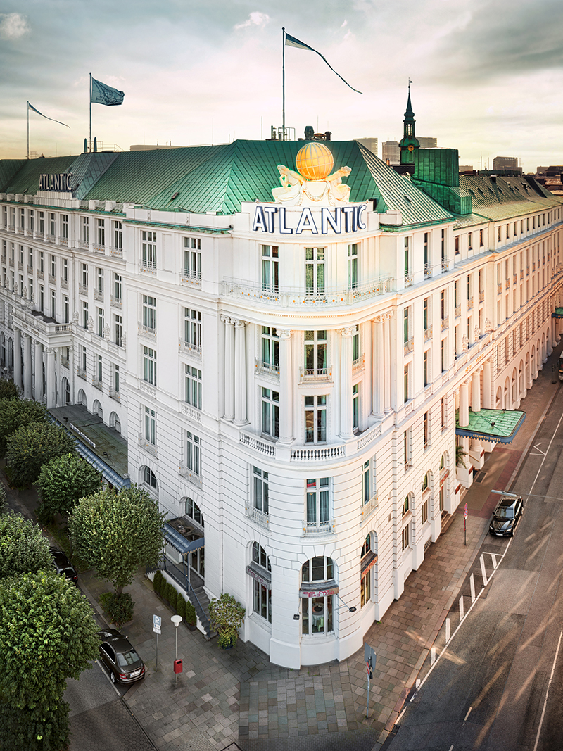 Soggiornando all’hotel Atlantic Kempinski il cinema sarà tutto per voi. La struttura, infatti, è dotata di un PrivateMax, che può ospitare fino alle 12 persone: un’esperienza decisamente unica e di lusso. E se per un’occasione del genere i pop corn vi sembrano poco, accompagnate la visione con un bicchiere di champagne e degli squisiti finger food serviti dal bar dell’hotel. Soggiornando all’hotel Atlantic Kempinski il cinema sarà tutto per voi. La struttura, infatti, è dotata di un PrivateMax, che può ospitare fino alle 12 persone: un’esperienza decisamente unica e di lusso. E se per un’occasione del genere i pop corn vi sembrano poco, accompagnate la visione con un bicchiere di champagne e degli squisiti finger food serviti dal bar dell’hotel.