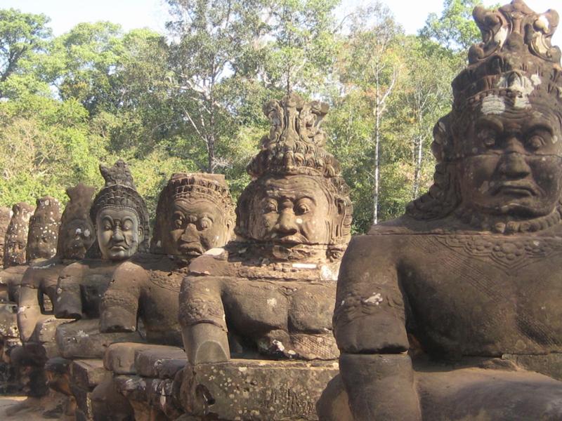 Giganteschi demoni sorvegliano il ponte d'accesso ad Angkor Thom Giganteschi demoni sorvegliano il ponte d'accesso ad Angkor Thom