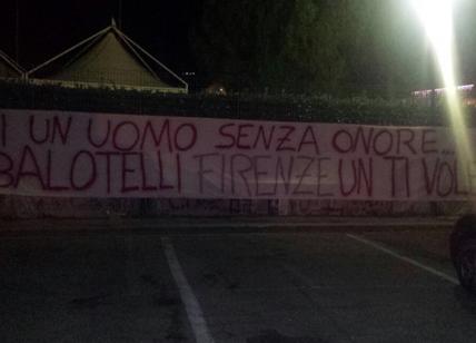 "Balotelli uomo senza onore": i tifosi della Fiorentina contro Mario