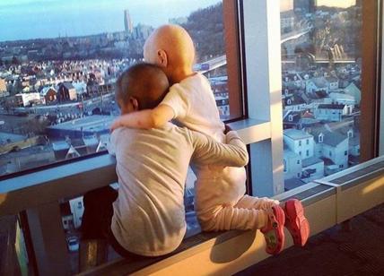 Le bambine malate abbracciate, la foto che commuove il web