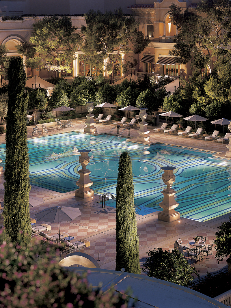 Il crimine è la vostra passione, almeno al cinema? Allora sicuramente non vi siete persi i popolarissimi film Ocean’s Eleven e Ocean’s Thirteen. Gli spettacolari esterni di questo hotel sono stati protagonisti di diverse scene di queste due pellicole di successo. Il Bellagio, con le sue 4.000 stanze e suite, il rinomato casinò e le famosissime fontane sapranno far sentire anche voi dei banditi davvero di classe. Il crimine è la vostra passione, almeno al cinema? Allora sicuramente non vi siete persi i popolarissimi film Ocean’s Eleven e Ocean’s Thirteen. Gli spettacolari esterni di questo hotel sono stati protagonisti di diverse scene di queste due pellicole di successo. Il Bellagio, con le sue 4.000 stanze e suite, il rinomato casinò e le famosissime fontane sapranno far sentire anche voi dei banditi davvero di classe.