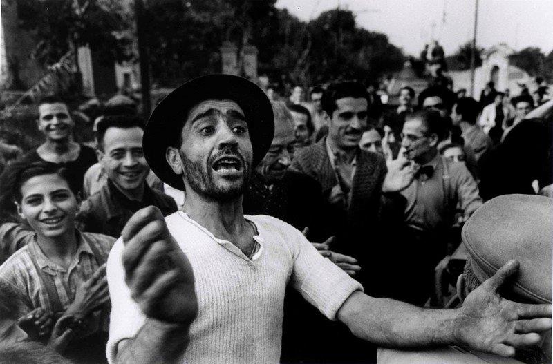 Photograph by Robert Capa © International Center of Benvenuto alle truppe americane a Monreale, 23 luglio 1943 Photography/Magnum - Collection of the Hungarian National Museum Photograph by Robert Capa © International Center of Benvenuto alle truppe americane a Monreale, 23 luglio 1943 Photography/Magnum - Collection of the Hungarian National Museum