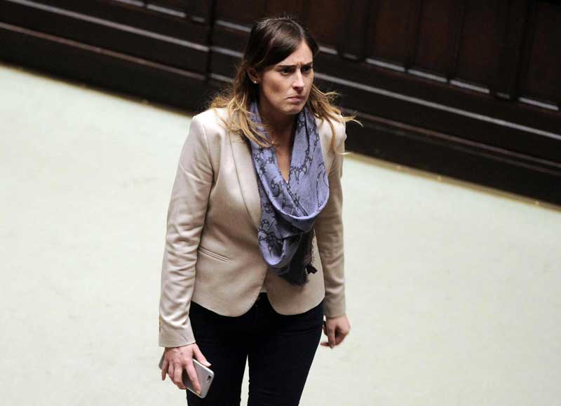 Quasi allo stesso livello della Madia, il ministro per le Riforme Maria Elena Boschi che ha dichiarato un reddito imponibile di euro 94.488 e 1.557 azioni di Banca Etruria per un valore complessivo pari a 1.100 euro Quasi allo stesso livello della Madia, il ministro per le Riforme Maria Elena Boschi che ha dichiarato un reddito imponibile di euro 94.488 e 1.557 azioni di Banca Etruria per un valore complessivo pari a 1.100 euro