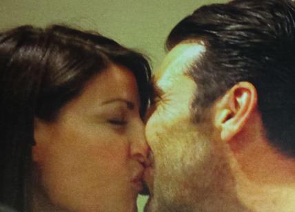 Buffon e Ilaria D'Amico che baci da... Champions. Le foto