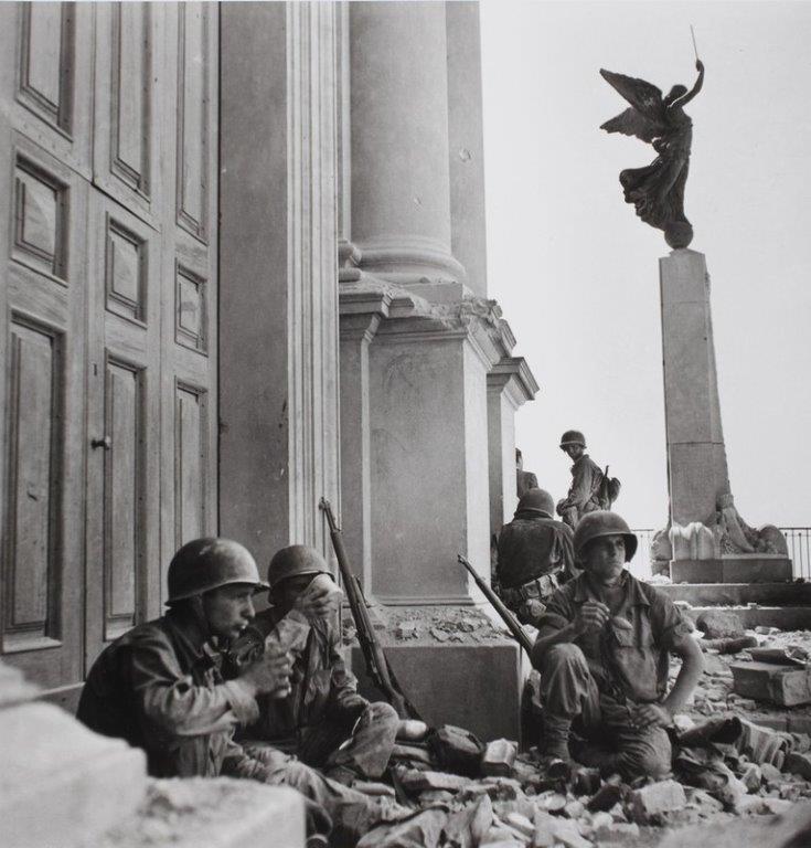 Photograph by Robert Capa © International Center of Soldati americani a Troina, nei pressi della cattedrale di Maria Santissima Assunta, dopo il 6 agosto 1943 Photography/Magnum - Collection of the Hungarian National Museum Photograph by Robert Capa © International Center of Soldati americani a Troina, nei pressi della cattedrale di Maria Santissima Assunta, dopo il 6 agosto 1943 Photography/Magnum - Collection of the Hungarian National Museum
