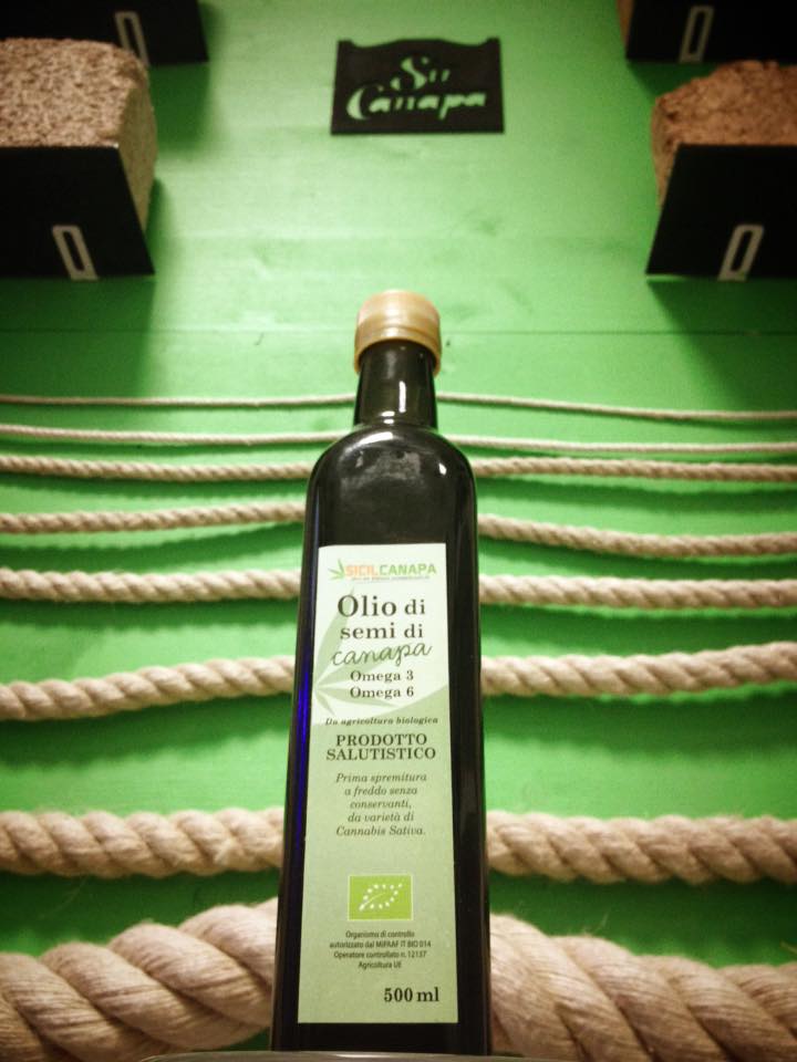 L'olio di canapa, indicato per ridurre i livelli di colesterolo e per prevenire così l'arteriosclerosi ed altre malattie cardiovascolari, ma impiegato anche nella cura di malattie asmatiche e affezioni respiratorie, sia delle basse che delle alte vie respiratorie e utile per la sua azione antinfiammatoria contro molti problemi della pelle
