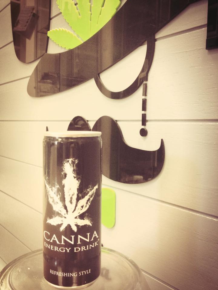Ed anche un Energy Drink, al sapore degli estratti di semi di canapa, ma privo di THC (foto dalla pagina facebook di Sir Canapa)