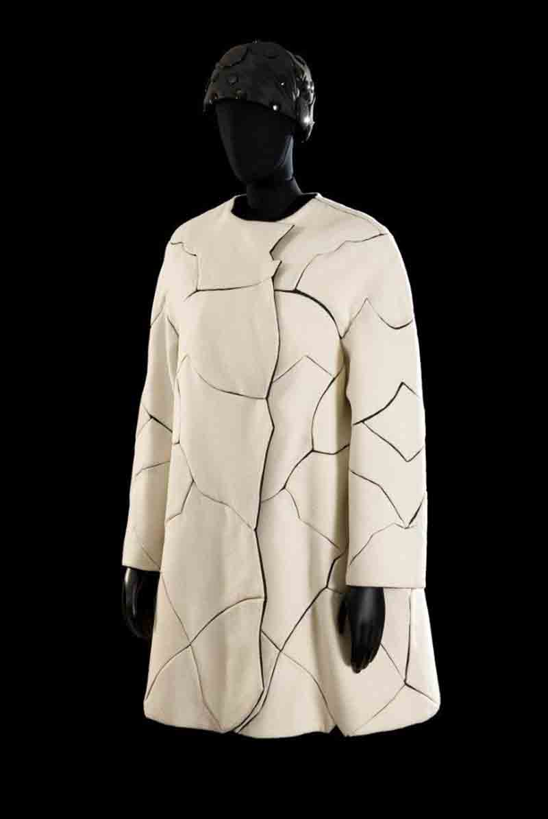 N. 187 1969 'Omaggio a Burri' Roberto Capucci Prima presentazione: Roma Atelier Via Gregoriana Cappotto, base in georgette nera, con elementi asimmetrici applicati in lana bianca. Foto Claudia Primangeli Archivio Storico Fondazione Roberto Capucci N. 187 1969 'Omaggio a Burri' Roberto Capucci Prima presentazione: Roma Atelier Via Gregoriana Cappotto, base in georgette nera, con elementi asimmetrici applicati in lana bianca. Foto Claudia Primangeli Archivio Storico Fondazione Roberto Capucci