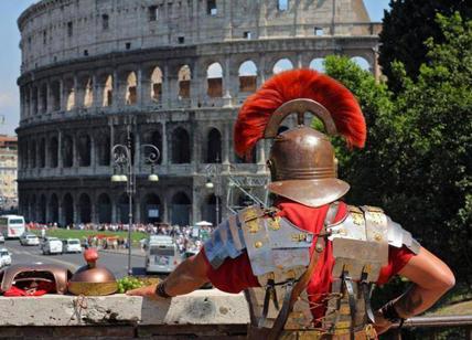 Centurione scatenato al Colosseo: aggredisce i vigili che chiedevano documenti