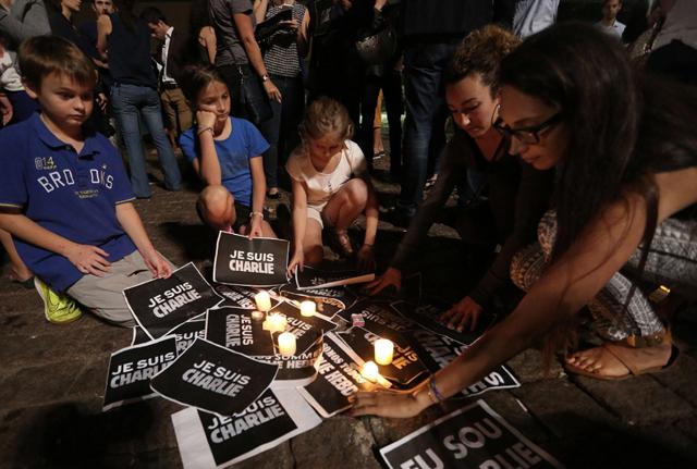 Strage di Parigi, polemiche sulla Rai: "Errore non cambiare i palinsesti"