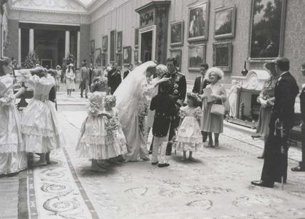 Lady Diana, all'asta le foto inedite del matrimonio con Carlo