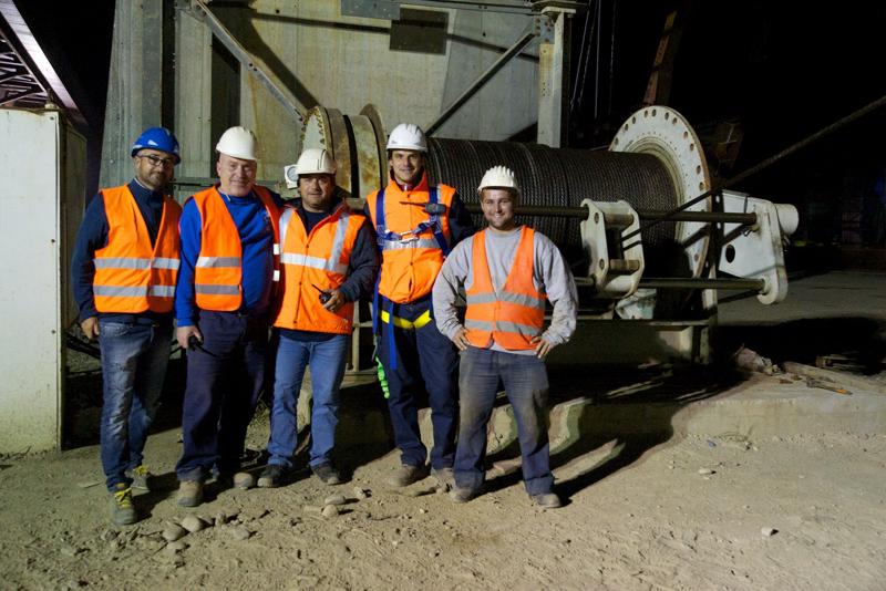 Cantieri Teem: il traino da Vizzolo Predabissi a Cerro al Lambro del nuovo ponte da 5.000 tonnellate in acciaio Corten e calcestruzzo che collega la Statale 9 «Via Emilia» e la Provinciale 17 «Santangiolina» è stato completato entro le tre nottate di lavori-show (8-9, 9-10 e 10-11 settembre) previste dal cronoprogramma. All’alba di oggi i 50 tecnici in servizio straordinario presso il cantiere delle strade a percorrenza gratuita integrate a TEEM-A58 adiacente al casello più a sud della nuova autostrada hanno, infatti, ultimato lo spettacolare intervento operato con l’ausilio di giganteschi argani idraulici e mastodontiche gru telescopiche.