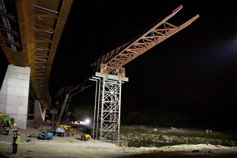 Azionati con professionalità dal personale superspecializzato del Consorzio Costruttori TEEM, i macchinari high-tech impiegati hanno, d’altra parte, trascinato il ponte manco fosse un fuscello dal sito di assemblaggio (Vizzolo Predabissi) a quello di entrata in esercizio (Cerro al Lambro). Millimetro dopo millimetro e con spostamenti quasi impercettibili a occhio nudo nonostante il cantiere risultasse illuminato a giorno dalla luce delle fotoelettriche, il viadotto è stato, del resto, trainato in prossimità della «Santangiolina» in modo da accelerarne l’apertura (primi mesi del 2016) dopo che una quinta campagna di spinta, calendarizzata a fine settembre, proietterà il manufatto nella sua sede definitiva. Il ponte, denominato IVN01, va ritenuto a tutti gli effetti il gemello del Viadotto Lambro, ossia l’opera ingegneristicamente più complessa di TEEM, che, in virtù dei suoi 2,2 chilometri di lunghezza a sei corsie più due di emergenza, consente all’A58 (32 chilometri da Agrate Brianza a Melegnano interconnessi a nord con l’A4 Torino-Venezia, al centro con l’A35 BreBeMi e a sud con l’A1 Milano-Napoli) di oltrepassare l’Autostrada del Sole, il Lambro e le linee ferroviarie.