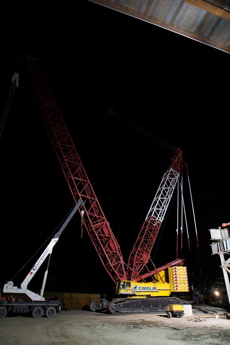 Pure i lavori completati all’alba di oggi accreditano la circostanza che la recente (16 maggio scorso) entrata in esercizio di TEEM-A58, peraltro caratterizzata da un soddisfacente numero di transiti (quasi 50.000 di media nei giorni feriali di luglio con percentuali oltre il 30% di mezzi pesanti) abbia velocizzato la realizzazione delle opere integrate a percorrenza gratuita. La volontà della Concessionaria e dei Costruttori rimane, insomma, quella di procedere, nella primavera del 2016, alla consegna dei 38 chilometri di nuove Provinciali e Comunali trasposte dalla carta millimetrata alla realtà, d’intesa con le Amministrazioni locali, allo scopo di modernizzare la mobilità dell’Area Metropolitana. Sempre nell’ottica di rispettare il cronoprogramma anche per quanto riguarda le strade ordinarie non sottoposte a pedaggio bisogna inquadrare pure l’impegno profuso dal personale di CCT proprio in queste settimane nell’altro cantiere alle porte di Melegnano. I tecnici stanno, difatti, procedendo a una serie di vari relativi alla costruzione di altri due «fratelli minori» del Viadotto Lambro che, tra qualche mese, arricchiranno la Skyline già visibile dei nuovi ponti autostradali e stradali. L’intervento riguarda i manufatti, con scheletro portante interamente in acciaio Corten e dello sviluppo complessivo di 600 metri, che connetteranno la «Cerca» alla «Binasca» scavalcando il Lambro e la Vettabbia.
