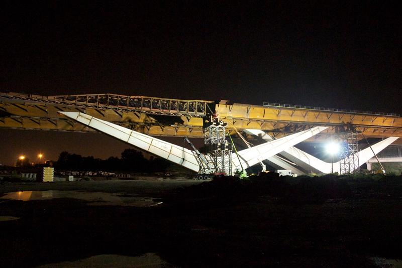 Come già avvenuto sotto Ferragosto dalla mezzanotte di oggi le luci delle fotoelettriche torneranno a illuminare a giorno i cantieri delle opere connesse a TEEM-A58 che insistono nel Sud Milano. Scatterà alle 0,10, e si protrarrà sino alle 4,15 la prima delle tre nottate consecutive di lavori che, per motivi di sicurezza, comporteranno l’interruzione soft delle linee ferroviarie ad alta velocità e tradizionale. La seconda e la terza notte di operazioni risultano, invece, programmate dalle 0,10 alle 4,15 del 10 e dell'11 settembre. Teem confida di concludere l'intervento all'alba di dopodomani in modo da riservare l'ultima nottata in calendario a rifiniture che escludano il ricorso a un terzo stop dolce dei treni.