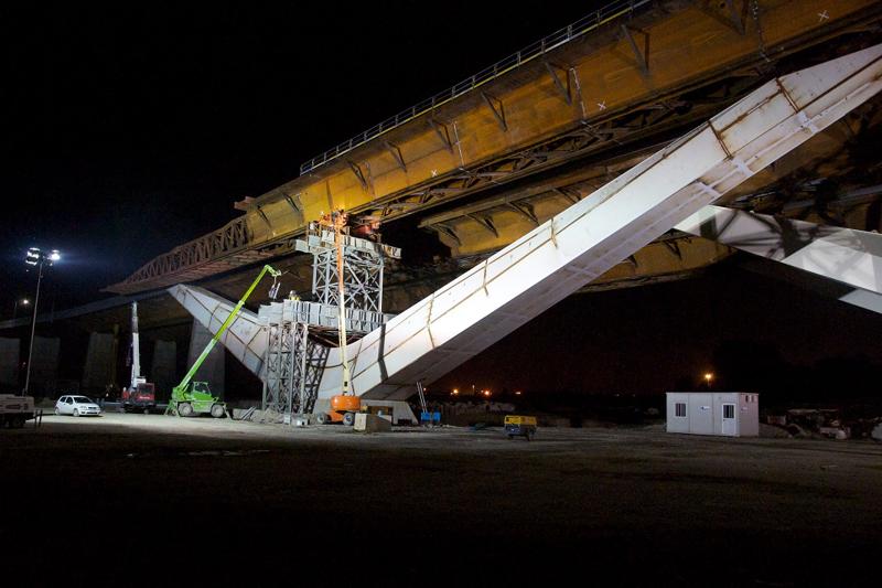 E questo perché i giganteschi argani idraulici impiegati, che, centimetro dopo centimetro, trascineranno il ponte in acciaio Corten e calcestruzzo (700 metri di lunghezza, 30 metri di altezza, 5.000 tonnellate di peso) dal sito dov’è stato costruito (Vizzolo Predabissi) alla sede scelta per l’entrata in esercizio (Cerro al Lambro), entreranno in azione dopo il passaggio degli ultimi treni notturni e si fermeranno in anticipo rispetto al transito dei primi convogli mattutini. L’intervento verrà portato a termine da 50 tecnici superspecializzati di Lambro Scarl, il consorzio titolare delle realizzazioni nel Lotto C (Melegnano, Vizzolo Predabissi, Cerro al Lambro, Paullo, Dresano, Casalmaiocco, Tribiano e Mulazzano). Ogni attimo dei lavori sarà, inoltre, seguito in diretta dal personale di Rete Ferroviaria Italiana inviato in loco con il compito di sovrintendere l'intervento.