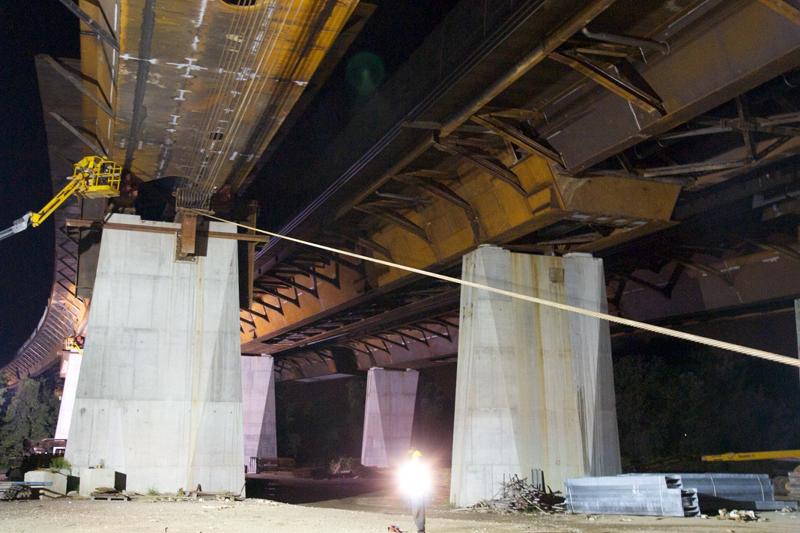 La spinta del manufatto denominato IVN01 contempla lo scavalcamento del Fiume Lambro e, appunto, delle linee ferroviarie ad alta velocità e tradizionale. Il ponte tra la Via Emilia e la Sant’Angiolina va ritenuto, d’altra parte, a tutti gli effetti il gemello del Viadotto Lambro, ossia l’opera ingegneristicamente più complessa di TEEM-A58 che, grazie a 2,2 chilometri a sei corsie più due di emergenza, permette alla nuova autostrada di oltrepassare l’A1 Milano-Bologna, il Lambro e i binari dei treni.