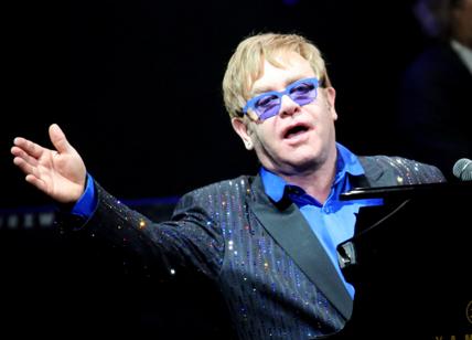 Elton John (col marito) a Sanremo. Polemica. "Dalla Rai utero in affitto"