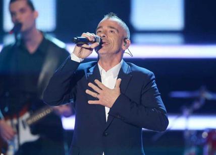 Eros Ramazzotti interrompe il tour: "Devo operarmi alle corde vocali"