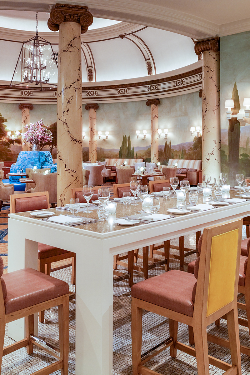 Le star non sono mai disponibili all’ultimo minuto, ma questo hotel fa eccezione. Alfred Hitchock lo ha scelto, nel 1958, per girare alcune scene del suo celebre capolavoro “Vertigo”. Da quel momento in poi, anche il Farimont, a San Francisco è diventata una vera e propria star, contesa da famosi registi che l’hanno voluto per girarci altrettanto famose pellicole: “Inferno di cristallo”, “Coraggio… Fatti ammazzare”, “Junior” e “The Rock”. Le star non sono mai disponibili all’ultimo minuto, ma questo hotel fa eccezione. Alfred Hitchock lo ha scelto, nel 1958, per girare alcune scene del suo celebre capolavoro “Vertigo”. Da quel momento in poi, anche il Farimont, a San Francisco è diventata una vera e propria star, contesa da famosi registi che l’hanno voluto per girarci altrettanto famose pellicole: “Inferno di cristallo”, “Coraggio… Fatti ammazzare”, “Junior” e “The Rock”.